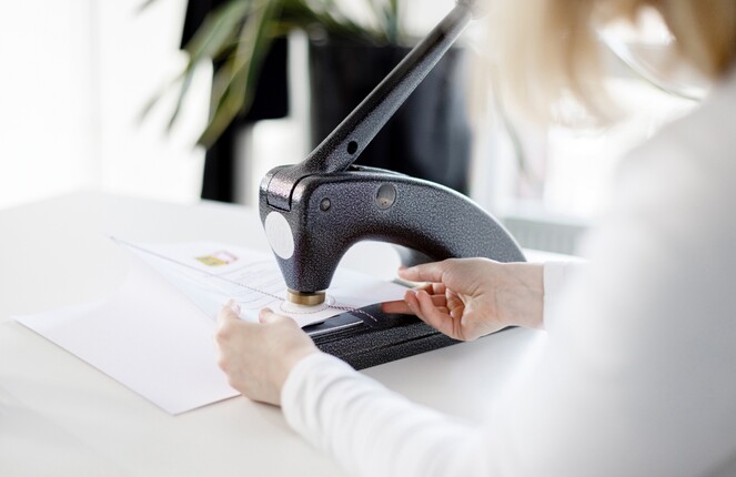 Eine ttplerin bedient eine schwarze Maschine