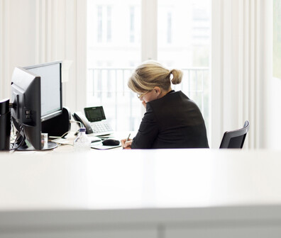 Eine ttplerin arbeitet konzentriert am Computer