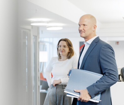 Ein ttpler trägt Ordner unter seinem Arm