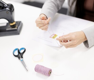 Ein notarielles Dokument wird von einer ttplerin vorbereitet