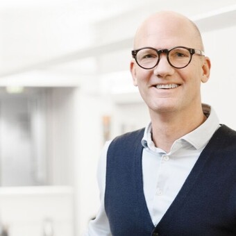 Carsten Theilen posiert vor der Kamera