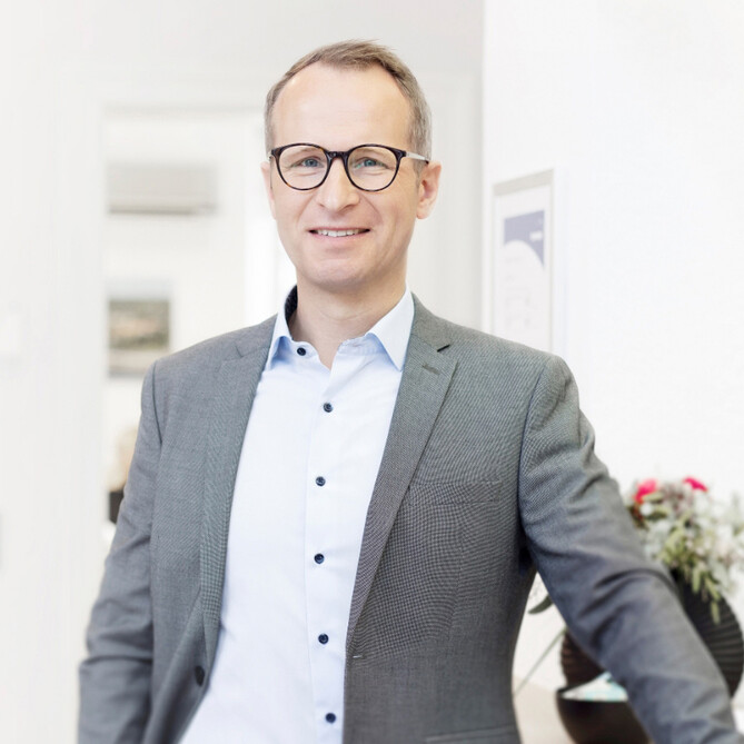 Heiner Agge posiert vor der Kamera