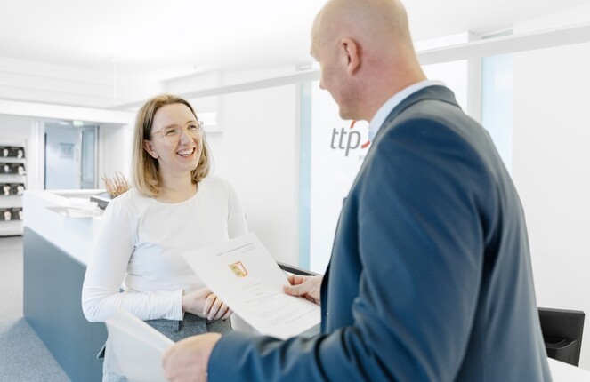 Zwei ttpler unterhalten sich am Empfang