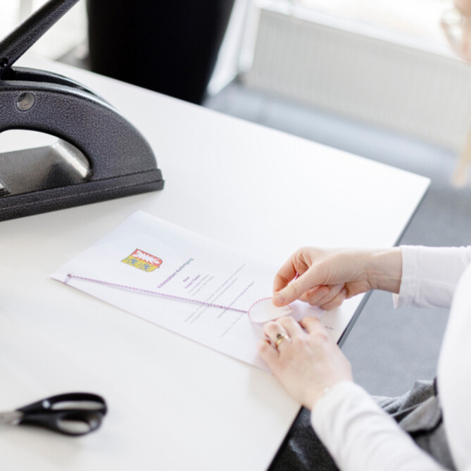 Eine ttplerin bereitet ein Dokument vor