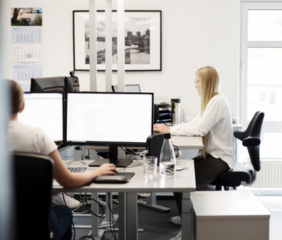 Quadratisches Bild von ttp Mitarbeitern die im Büro arbeiten