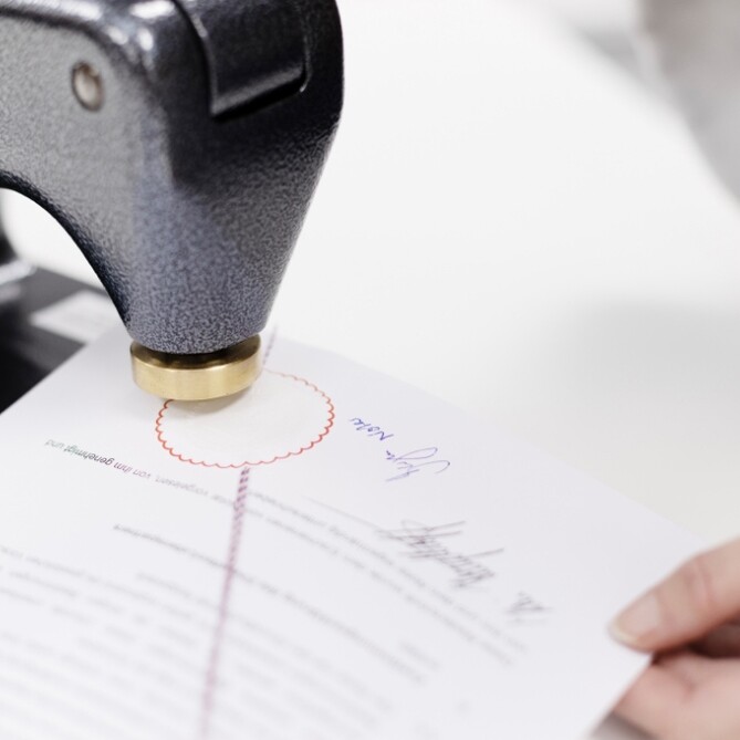 Ein Dokument bekommt ein Siegel