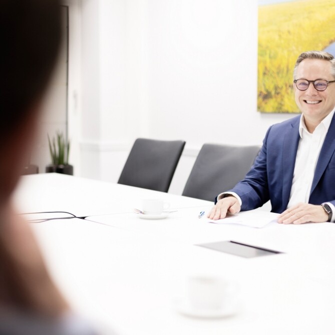 Blick auf einen lächelnden ttpler im Anzug