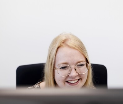 Quadratisches Bild einer ttplerin die lächelt