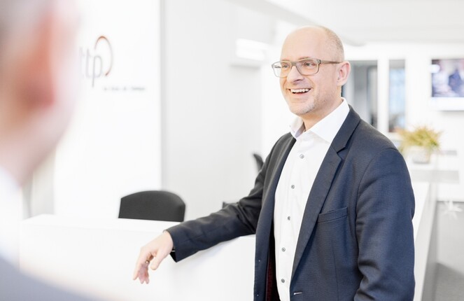 Thomas Bertram lehnt sich an den Empfang