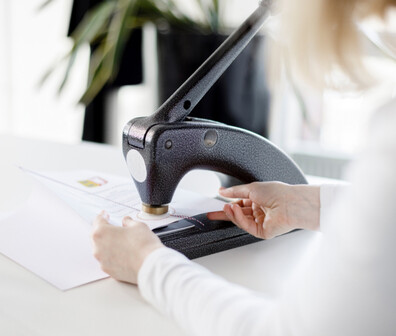 Eine ttplerin bedient ein schwarzes Gerät für Dokumente