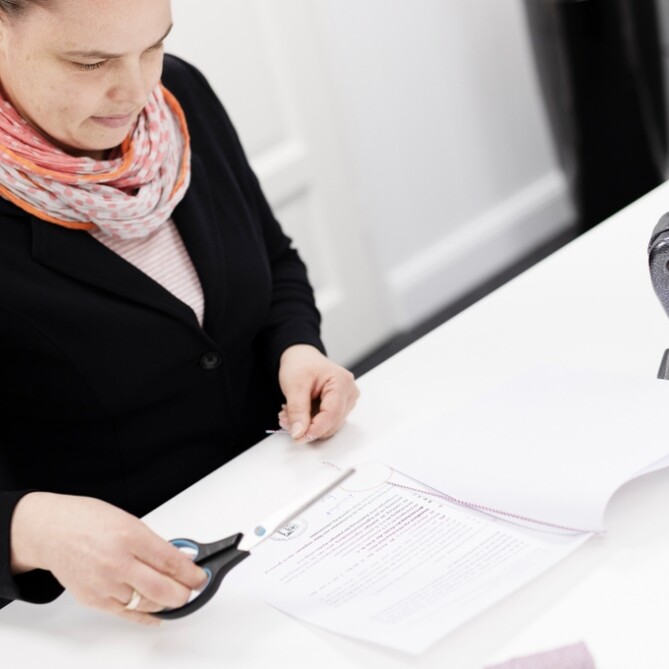 Eine ttplerin bereitet ein Dokument vor