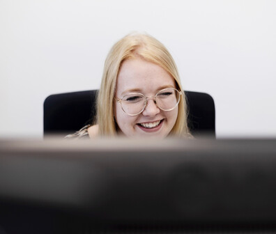 Eine ttp Mitarbeiterin lächelt 