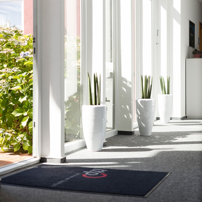 Die Sonne fällt in ein Büro von ttp