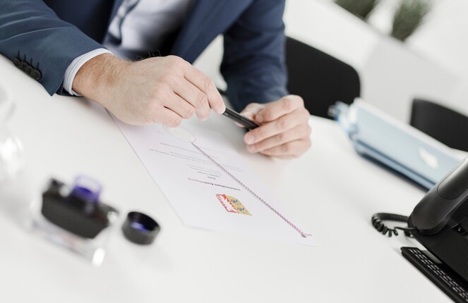 Ein ttpler im Anzug liest ein Dokument