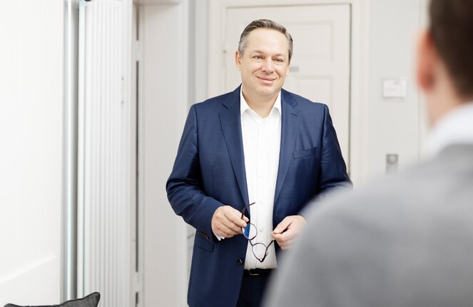 Blick auf zwei ttpler die sich im Büro unterhalten