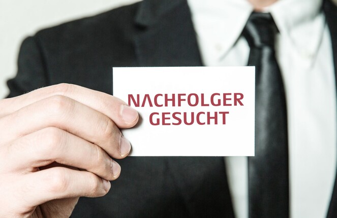 Rechteckiges Bild von einem weißen Schild mit Aufschrift