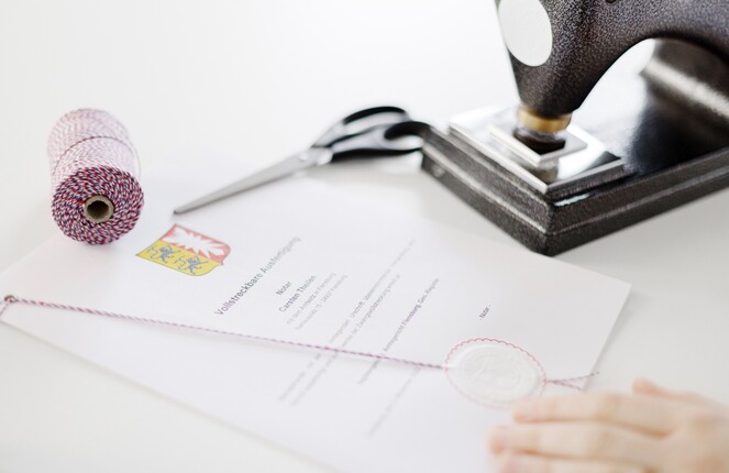 Blick auf ein stück Papier und einer Schere