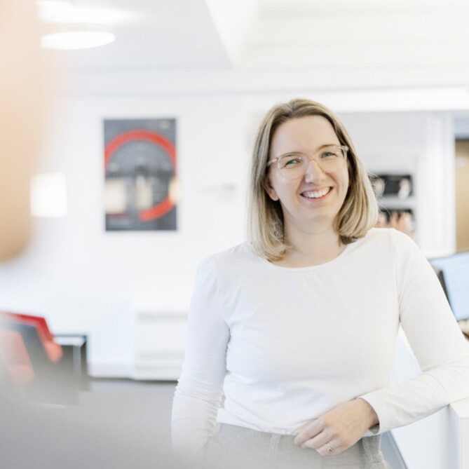 Eine lächelnde ttplerin im weißen Shirt