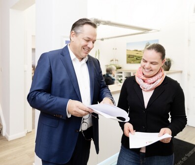 Zwei ttpler unterhalten sich über ein Dokument