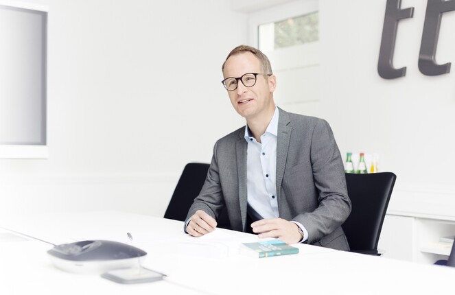 ttpler Heiner Agge am Besprechungstisch