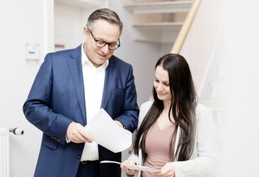 Zwei ttpler gehen ein Dokument durch