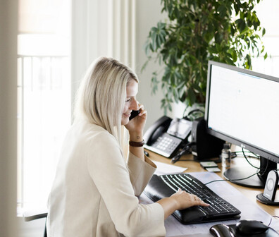Eine blonde ttplerin telefoniert