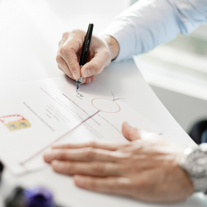 Ein ttpler unterschreibt ein wichtiges Dokument