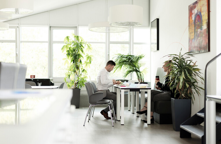 Finn Erik Horn sitzt in einem hellen Raum