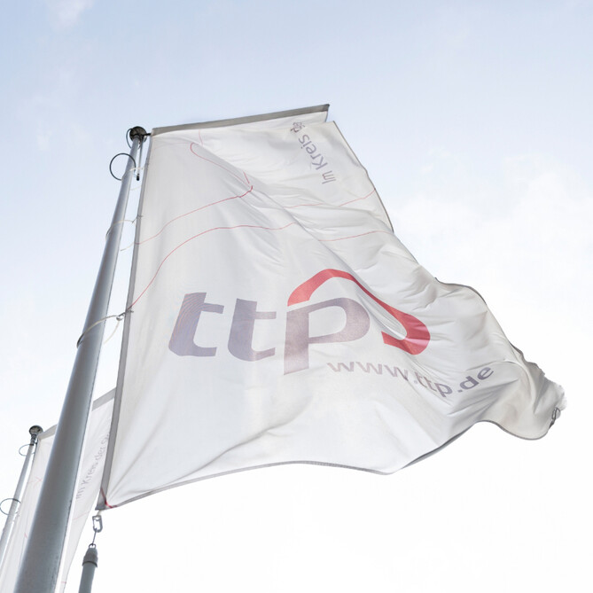 Eine wehende ttp Flagge 