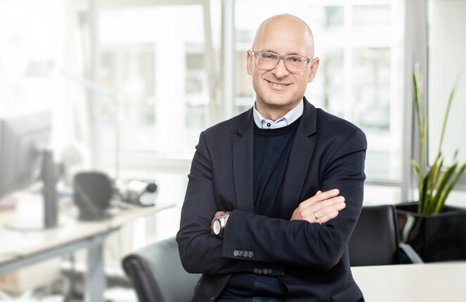 Thomas Bertram posiert vor der Kamera