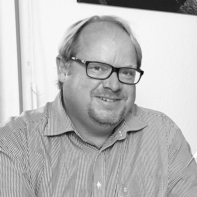 Schwarz-weiß-Portrait von Marten Seifert – geschäftsführender Gesellschafter